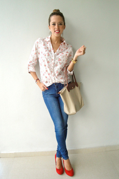 Áo sơ mi kẻ đang là xu hướng được nhiều bạn gái yêu thích. Set đồ jean kết hợp với sơ mi kẻ là lựa chọn hoàn hảo cho những cô nàng năng động. Mix quần jeans với áo sơ mi họa tiết vừa giúp bạn giữ được vẻ ngọt ngào, duyên dáng những cũng rất khỏe khoắn và năng động.