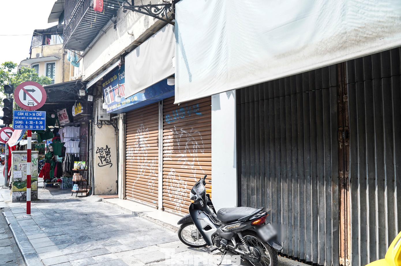 Khung cảnh tương tự cũng diễn ra tại phố Hàng Ngang.