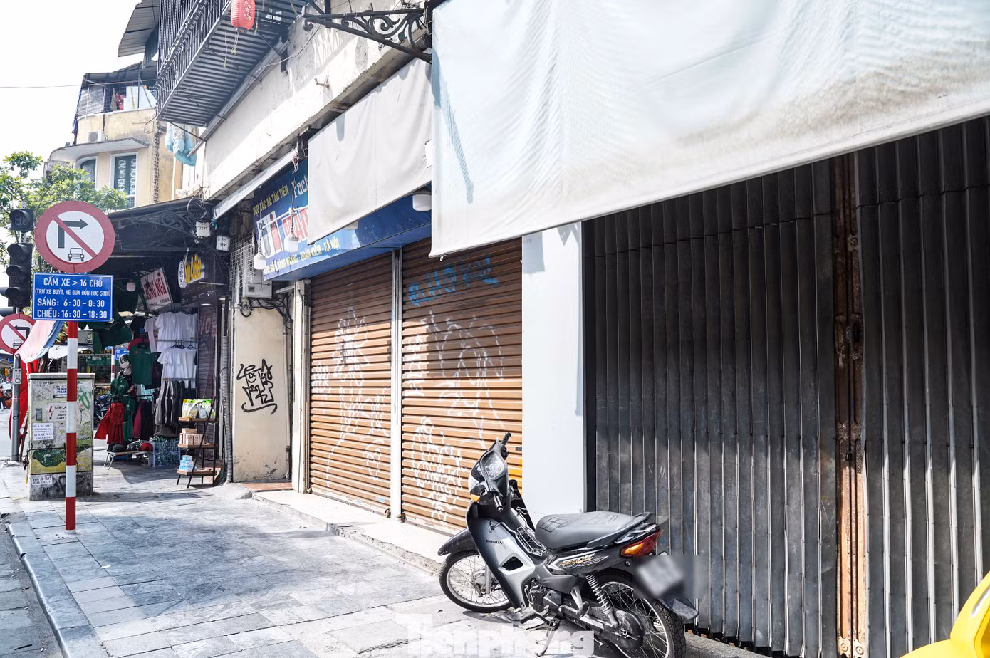 Khung cảnh tương tự cũng diễn ra tại phố Hàng Ngang.