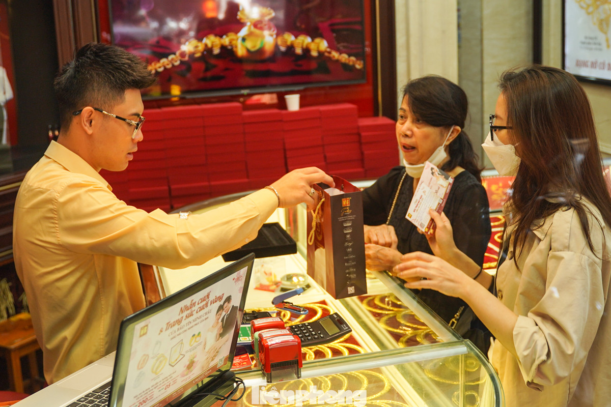 Cập nhật 11h30, giá vàng miếng SJC được Công ty SJC niêm yết ở mức 82 - 86,5 triệu đồng/lượng mua vào - bán ra, tăng 1 triệu đồng/lượng mỗi chiều so với đầu giờ sáng. Cập nhật 11h30, giá vàng miếng SJC được Công ty SJC niêm yết ở mức 82 - 86,5 triệu đồng/lượng mua vào - bán ra, tăng 1 triệu đồng/lượng mỗi chiều so với đầu giờ sáng.