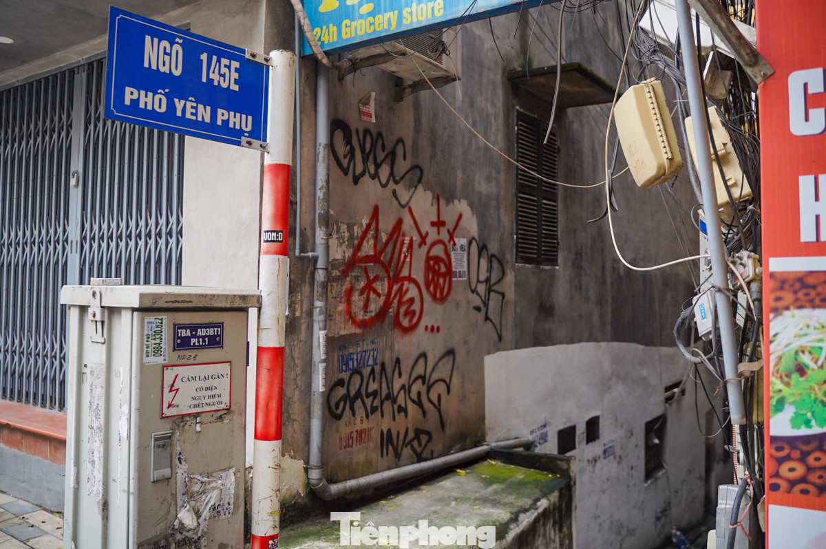 Một mảng tường đầu ngõ 145E Yên Phụ cũng bị bôi bẩn không thương tiếc.