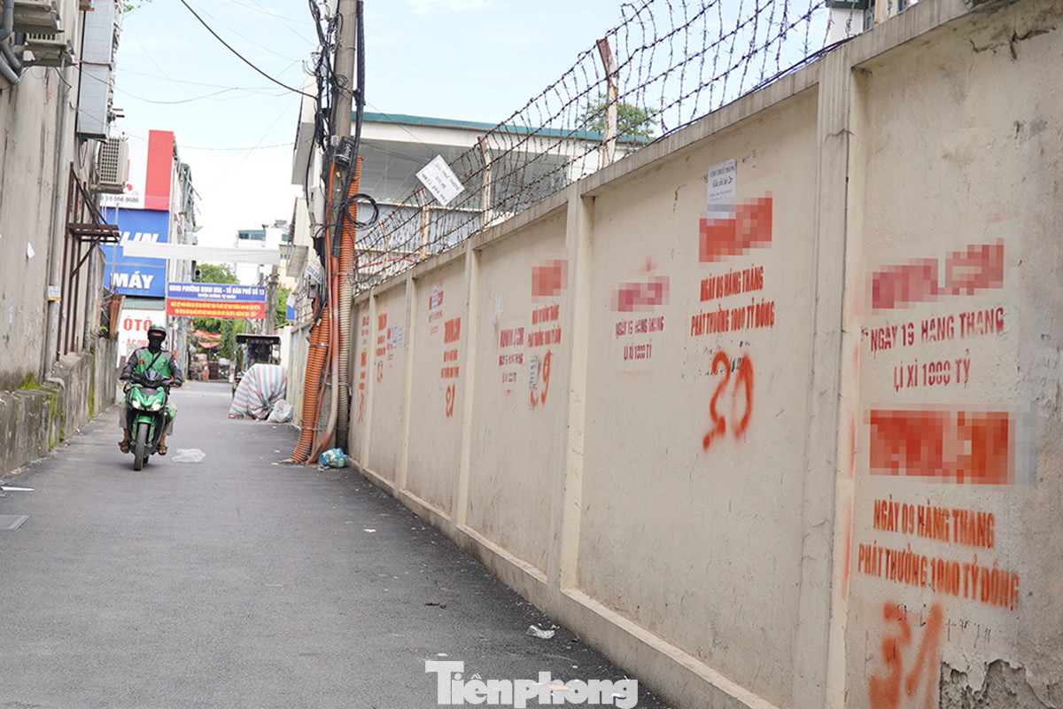 Tại ngõ 167 Dương Quảng Hàm (phường Quan Hoa, Cầu Giấy), nguyên 1 đoạn tường dài bị sơn đỏ chằng chịt.