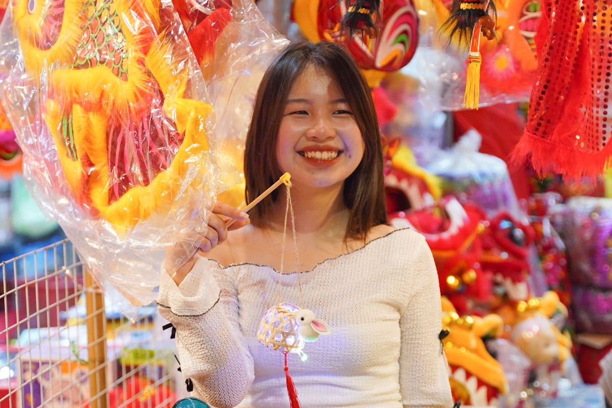 Nhiều 'nàng thơ' thích thú tạo dáng bên những gian hàng bán đồ Trung thu.