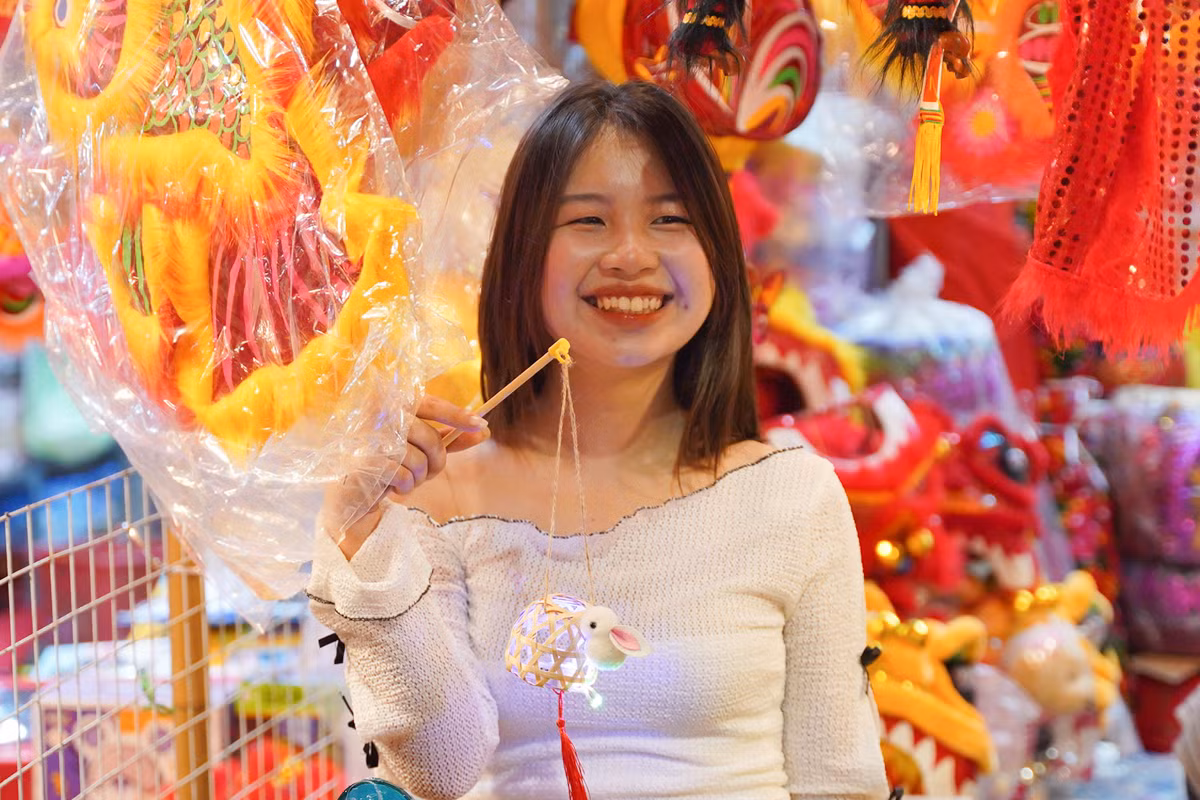 Nhiều 'nàng thơ' thích thú tạo dáng bên những gian hàng bán đồ Trung thu.
