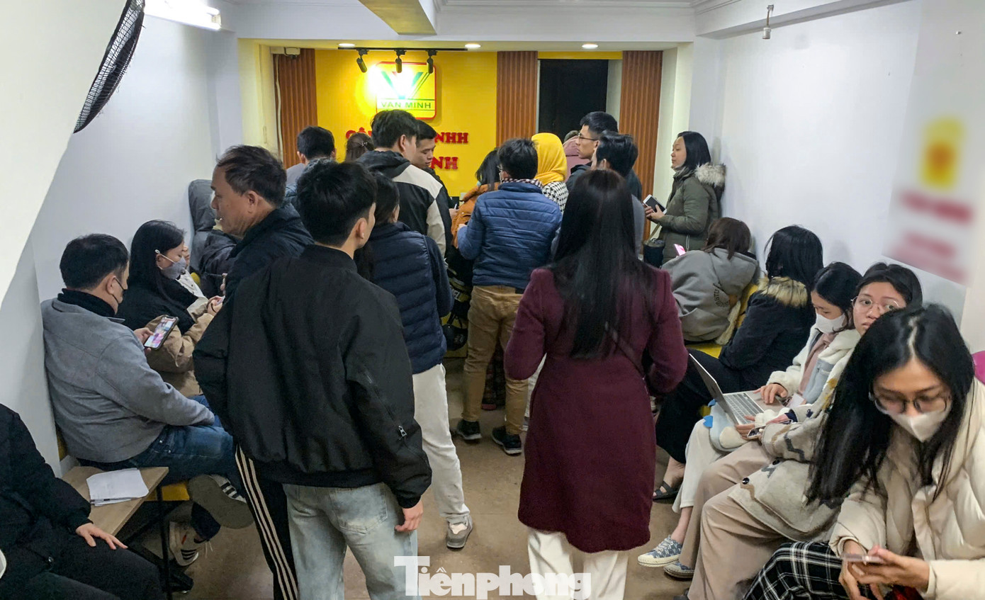 Tình trạng đông đúc cũng diễn ra tại một đại lý bán vé xe khách trên đường Trần Duy Hưng.