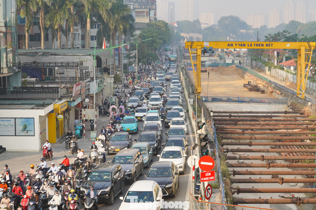 Anh Lê Văn Dũng (quận Cầu Giấy, Hà Nội) cho biết: "Tình trạng ùn ứ giao thông xảy ra thường xuyên vào giờ cao điểm sáng và chiều tối, để qua được đường Kim Mã có ngày phải chờ đến 30 phút".