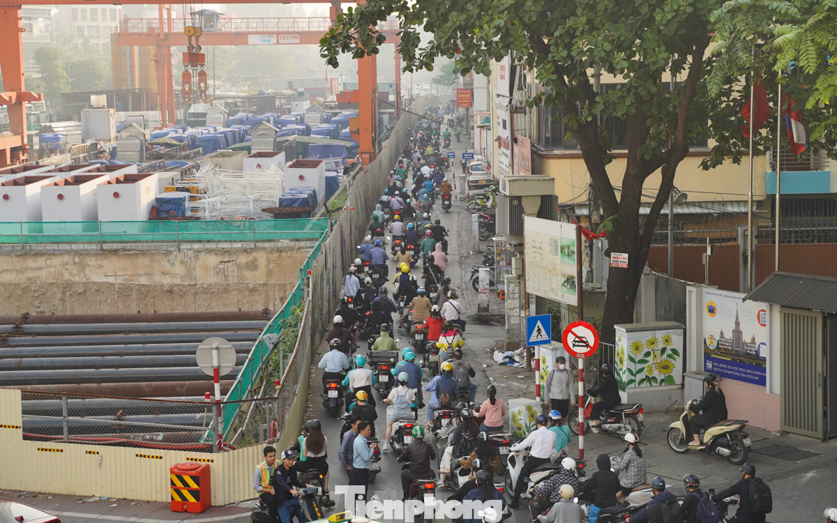 Anh Lê Văn Dũng (quận Cầu Giấy, Hà Nội) cho biết: "Tình trạng ùn ứ giao thông xảy ra thường xuyên vào giờ cao điểm sáng và chiều tối, để qua được đường Kim Mã có ngày phải chờ đến 30 phút".