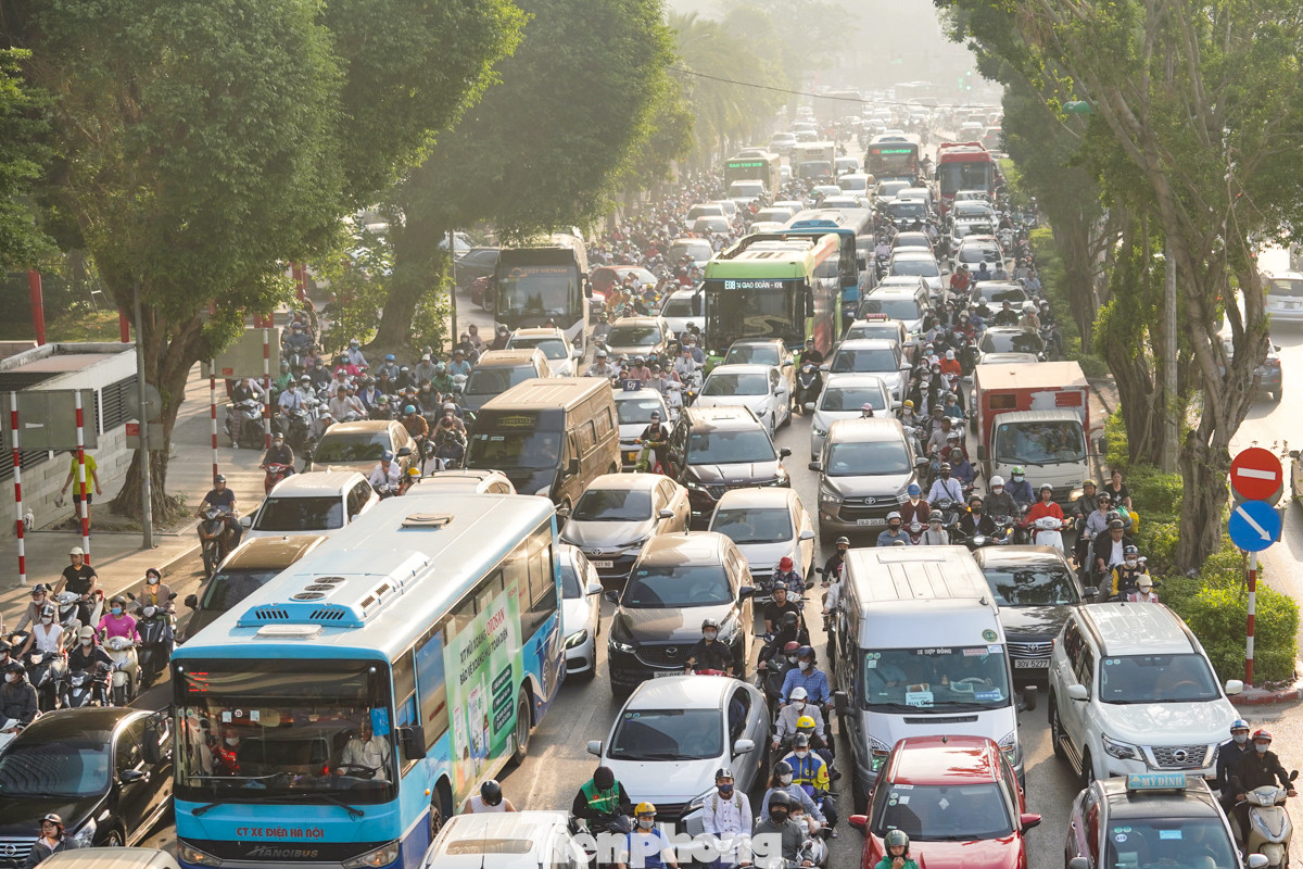 Ôtô dàn hàng ngang trên đường di chuyển với tốc độ dưới 20km/h, còn xe máy thì luồn lách và sẵn sàng "lấp chỗ trống" khi có cơ hội.