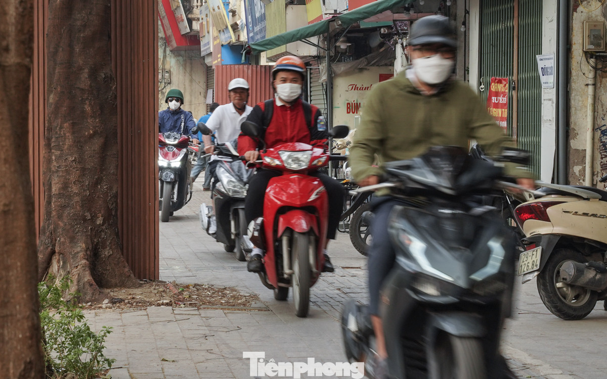 Người dân thường xuyên leo vỉa hè để di chuyển được nhanh hơn.