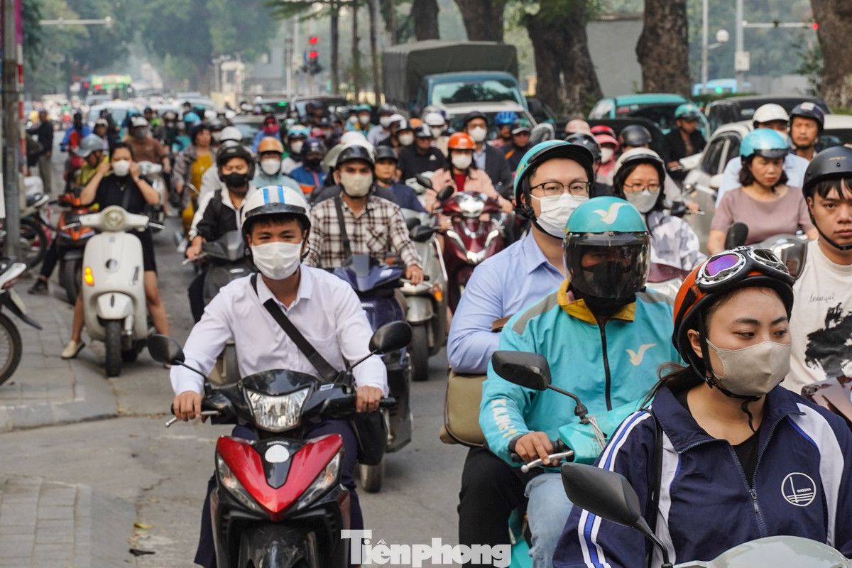 Người dân di chuyển khó khăn trên trục đường Kim Mã hướng về trung tâm còn có nhiều điểm giao cắt và quay đầu khiến người dân di chuyển cũng khó khăn hơn.