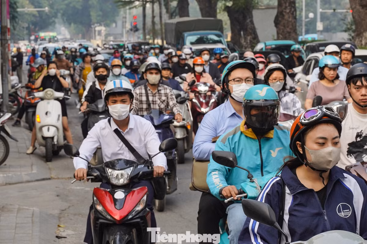 Người dân di chuyển khó khăn trên trục đường Kim Mã hướng về trung tâm còn có nhiều điểm giao cắt và quay đầu khiến người dân di chuyển cũng khó khăn hơn.