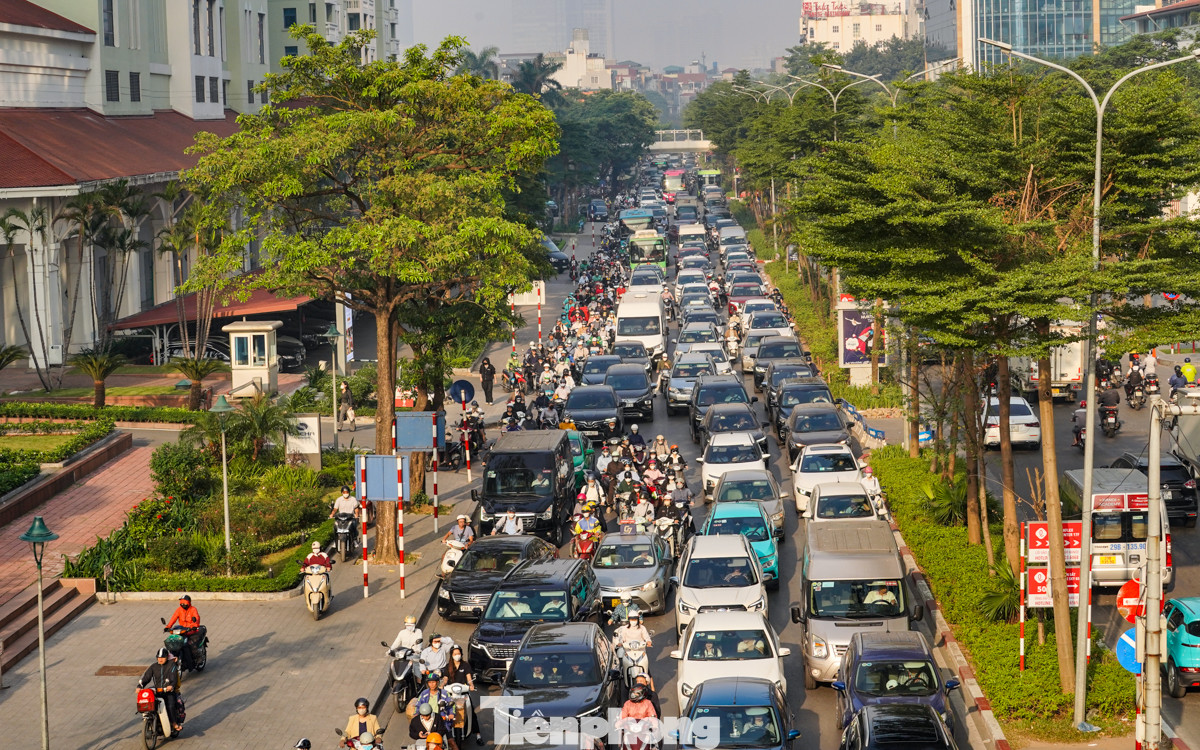 Hằng ngày vào giờ cao điểm, các tuyến đường hướng về nội thành Thủ đô Hà Nội luôn xảy ra ùn tắc, mật độ phương tiện tham gia giao thông luôn ở mức cao.