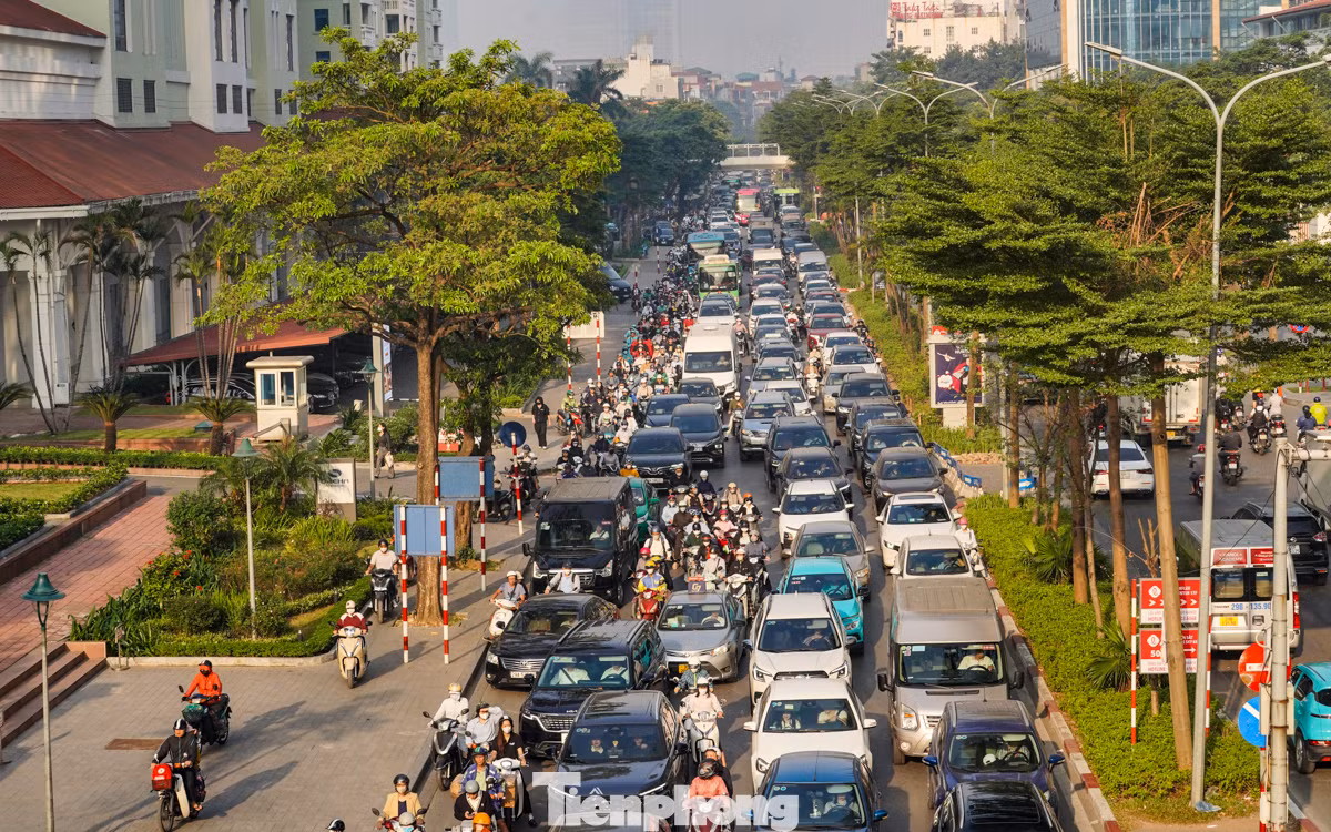 Hằng ngày vào giờ cao điểm, các tuyến đường hướng về nội thành Thủ đô Hà Nội luôn xảy ra ùn tắc, mật độ phương tiện tham gia giao thông luôn ở mức cao.