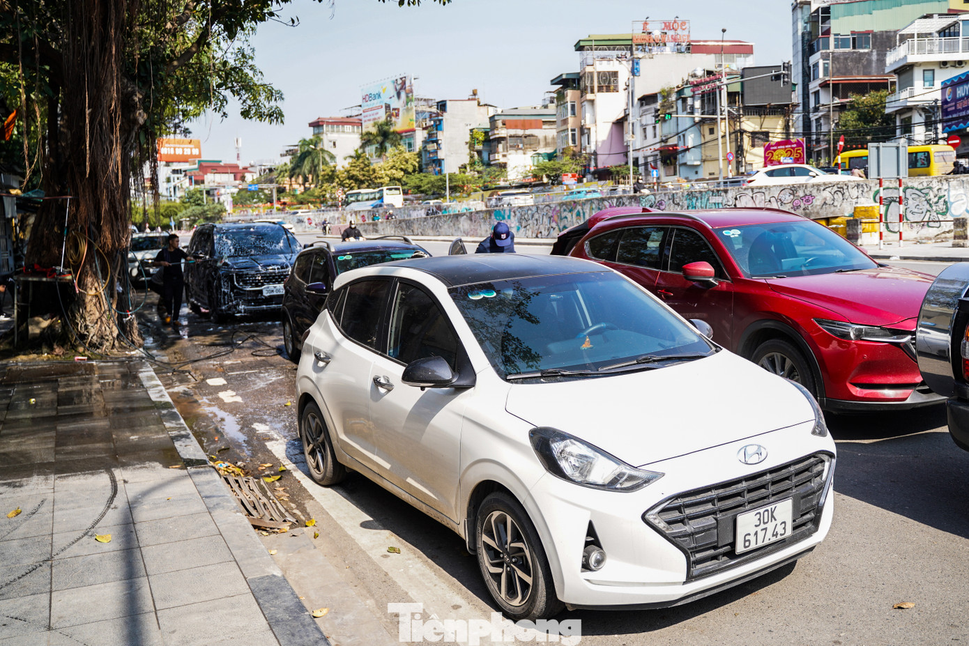 Tại một số cơ sở rửa xe nhanh, không có hệ thống nâng gầm ở trên đường Trần Quang Khải (Hà Nội), mức giá rửa xe là 250.000 đồng, nếu hút bụi và dọn dẹp nội thất, khoảng 1.00.000 đồng mức giá này tăng 600-700.000 đồng so với ngày thường.