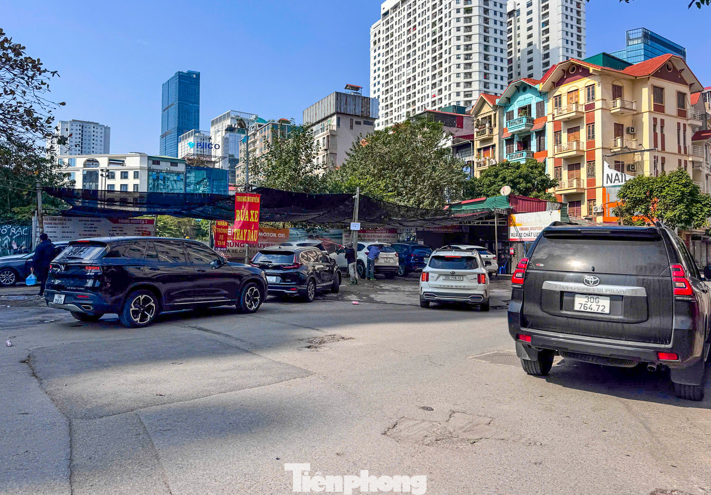 Tại một tiệm rửa ôtô gần khu vực công viên Cầu Giấy, hàng dài xe xếp hàng chờ tới lượt rửa sáng 27/1.