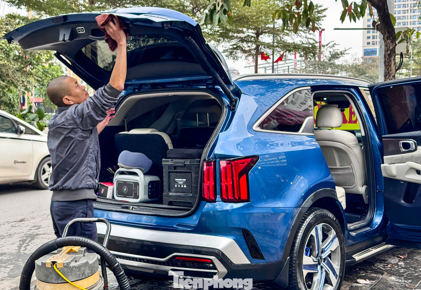 Tại một tiệm rửa ôtô gần khu vực công viên Cầu Giấy, hàng dài xe xếp hàng chờ tới lượt rửa sáng 27/1.