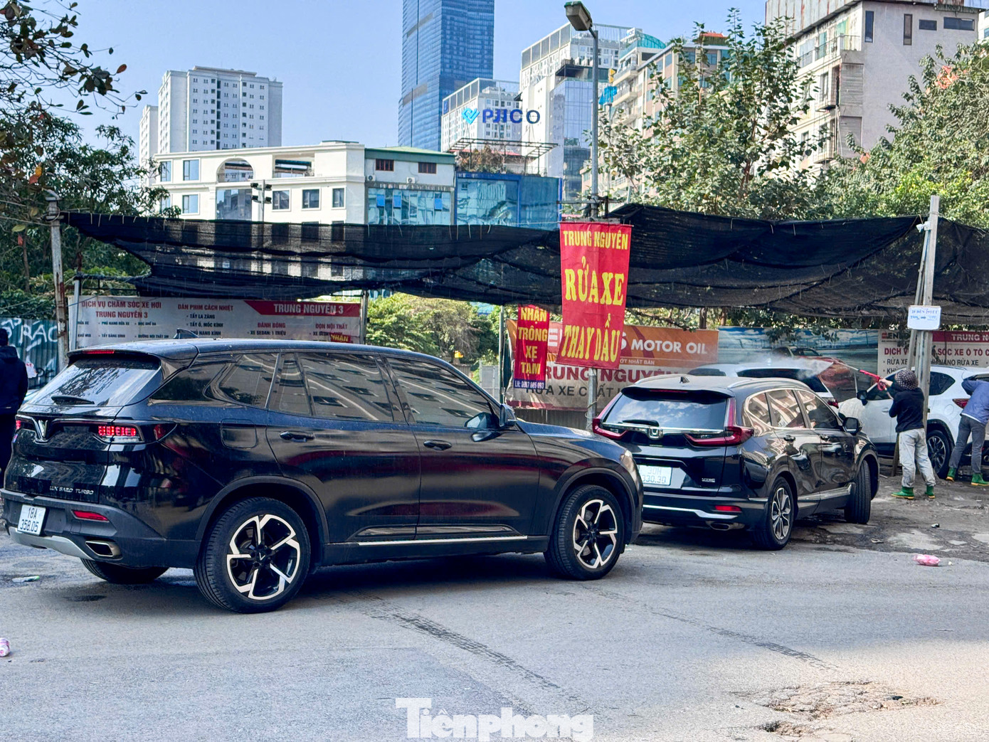 Tại một tiệm rửa ôtô gần khu vực công viên Cầu Giấy, hàng dài xe xếp hàng chờ tới lượt rửa sáng 27/1.