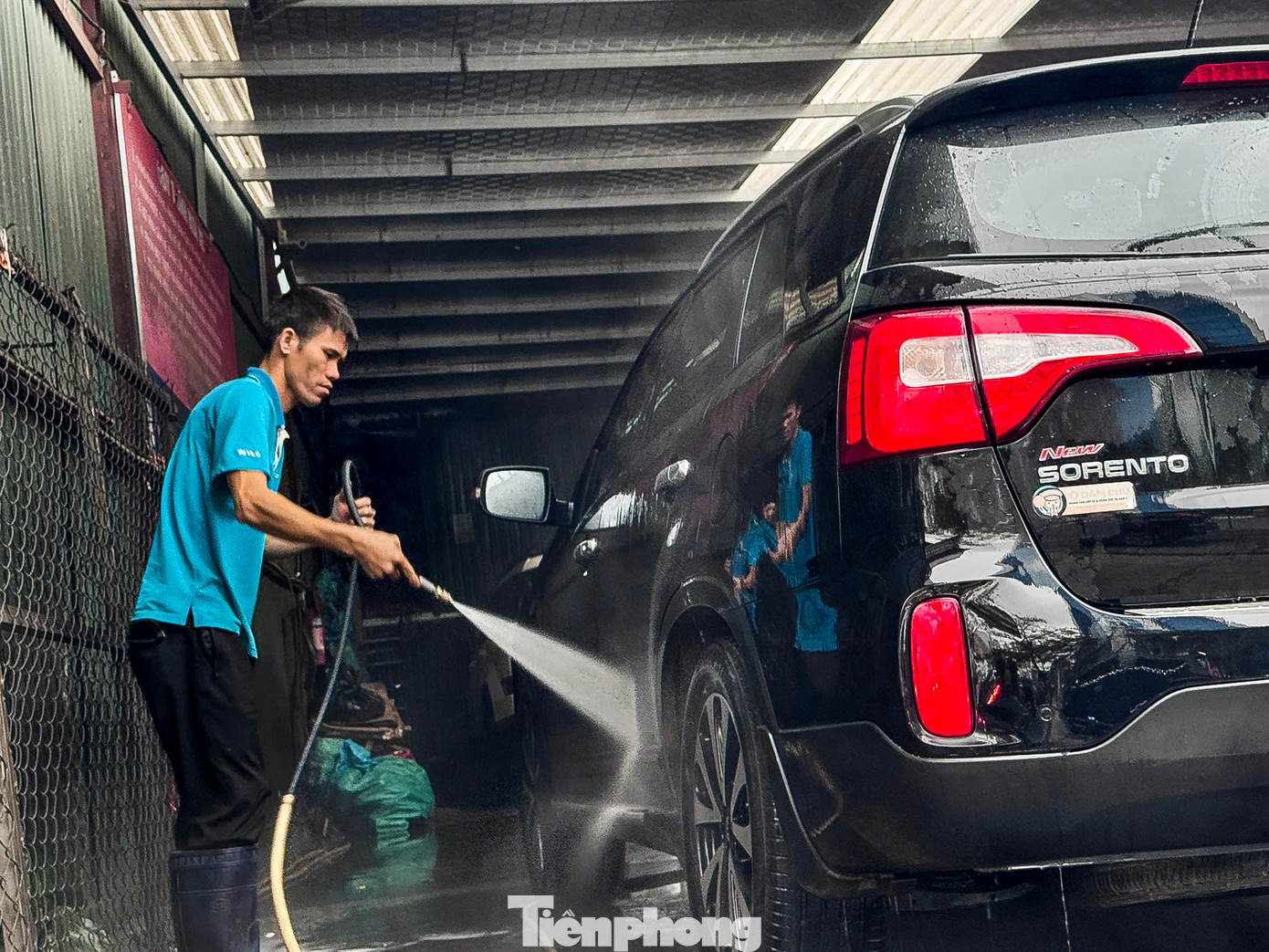 Theo ghi nhận sáng 27/1 (28 Tết), giá rửa xe ô tô đã tăng gấp 3-5 lần so với ngày thường, trung bình từ 200.000 - 300.000 trên chiếc ô tô (bao gồm dịch vụ rửa xe và hút bụi, chưa dọn nội thất).