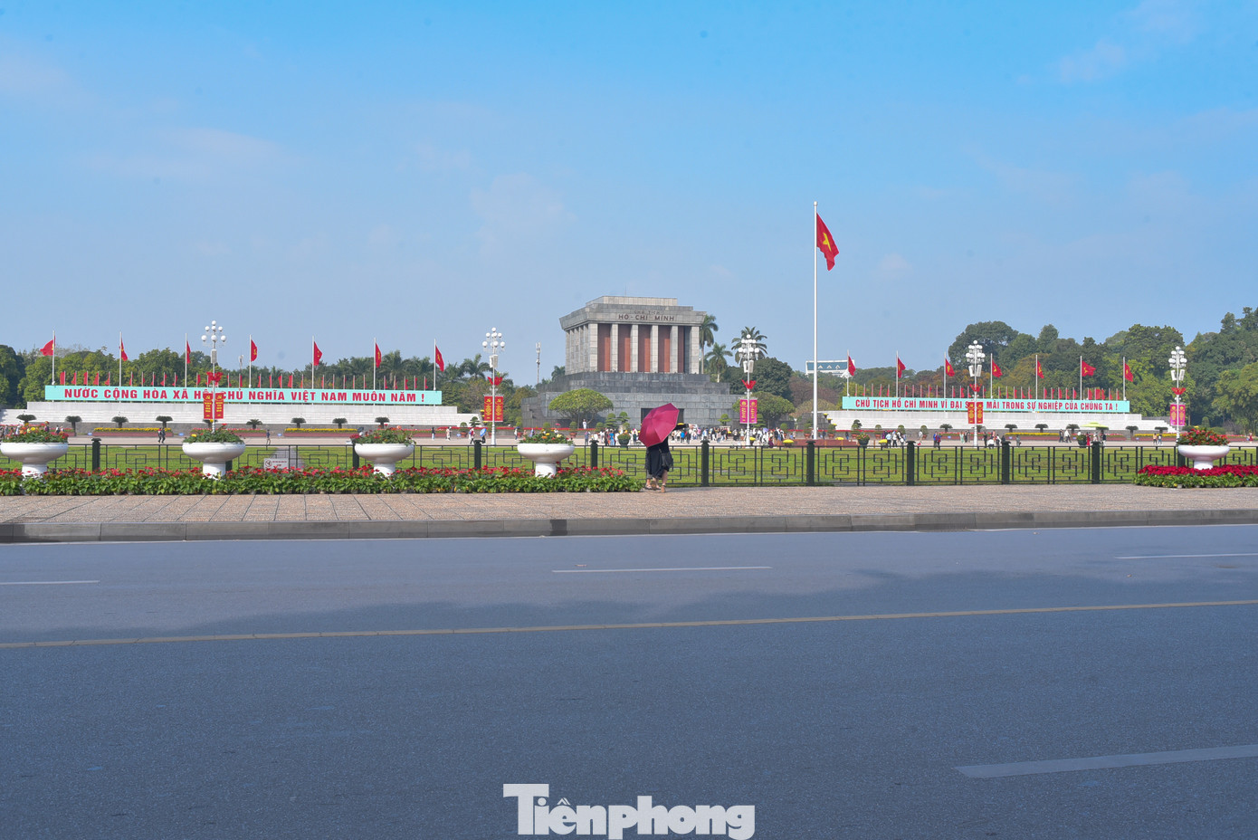 Nhiều người Hà Nội đến Lăng Bác để xem lễ thượng cờ đầu tiên trong năm mới.