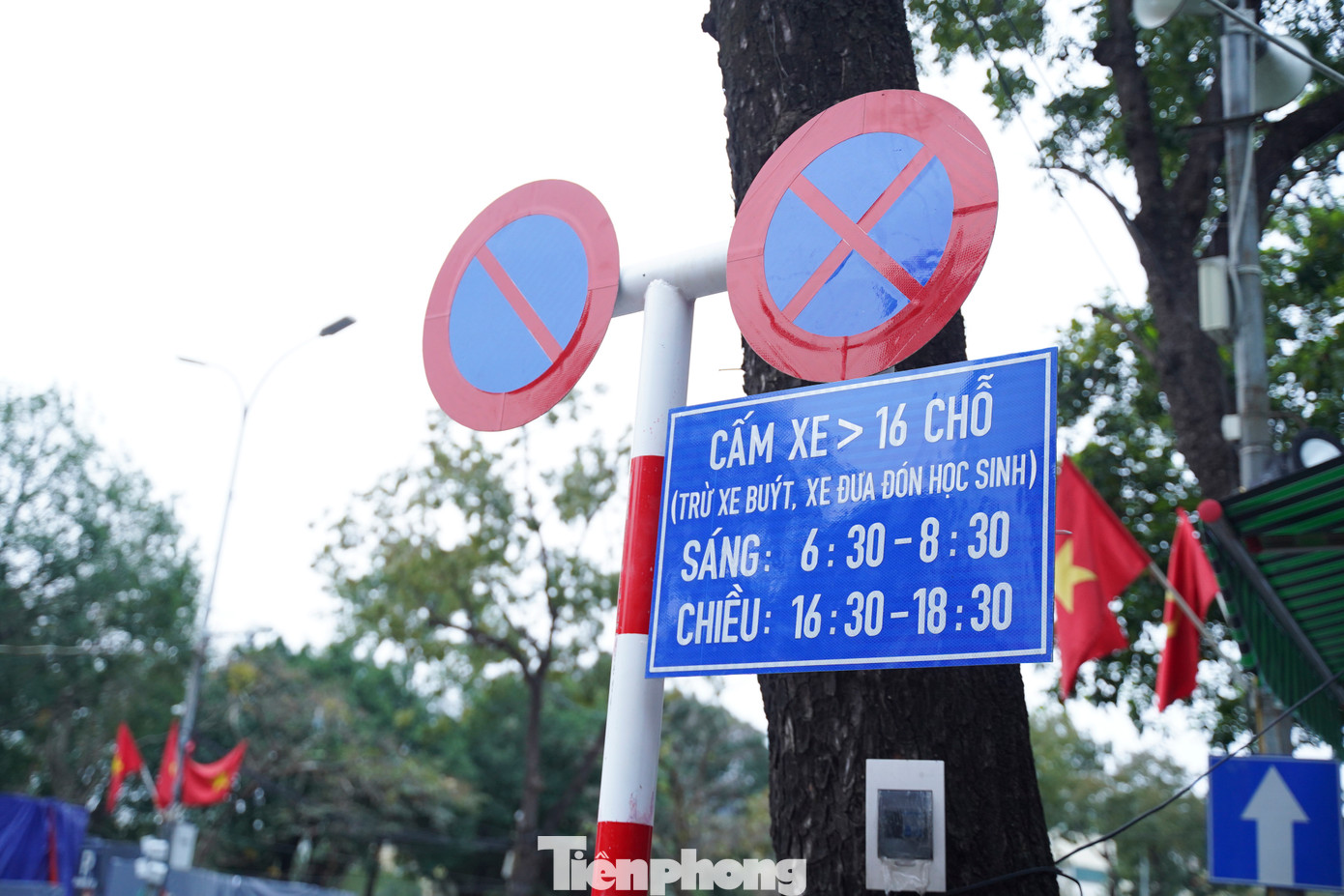 Các tuyến đường hạn chế xe trên 16 chỗ bao gồm trục Đinh Tiên Hoàng (đoạn từ Hàng Dầu đến hàng Đào) - Hàng Đào - Hàng Ngang - Hàng Đường - Đồng Xuân - Hàng Giấy; trục Hàng Đậu - Trần Nhật Duật (đoạn Hàng Đậu - Nguyễn Hữu Huân) - Nguyễn Hữu Huân trở vào trong khu vực phố cổ Hà Nội và các tuyến phố Quang Trung (đoạn Tràng Thi tới Nhà Chung), Nhà Chung, Lý Quốc Sư, Nhà Thờ, Hàng Trống, Ấu Triệu, Bảo Khánh, ngõ Hàng Hành, ngõ Bảo Khánh.