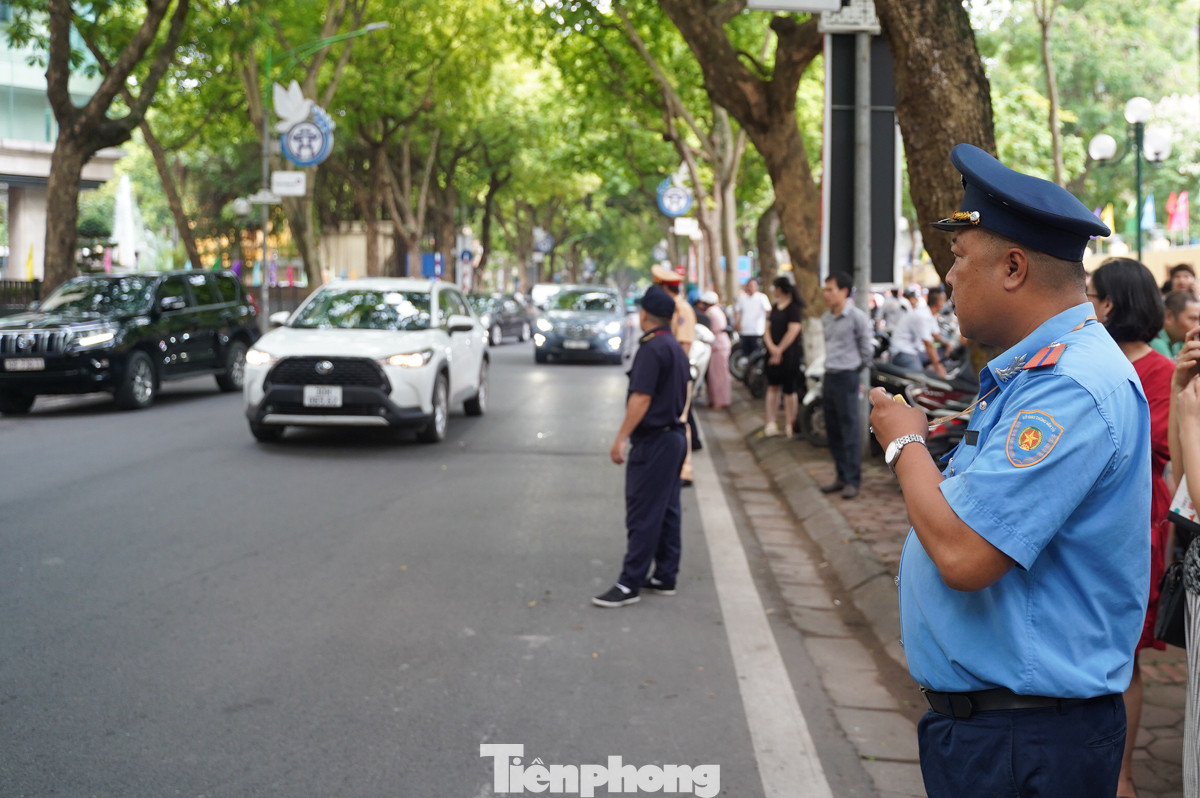 Lực lượng túc trực trước cổng trường để đảm bảo kỳ thi diễn ra an toàn, không xảy ra ùn tắc.