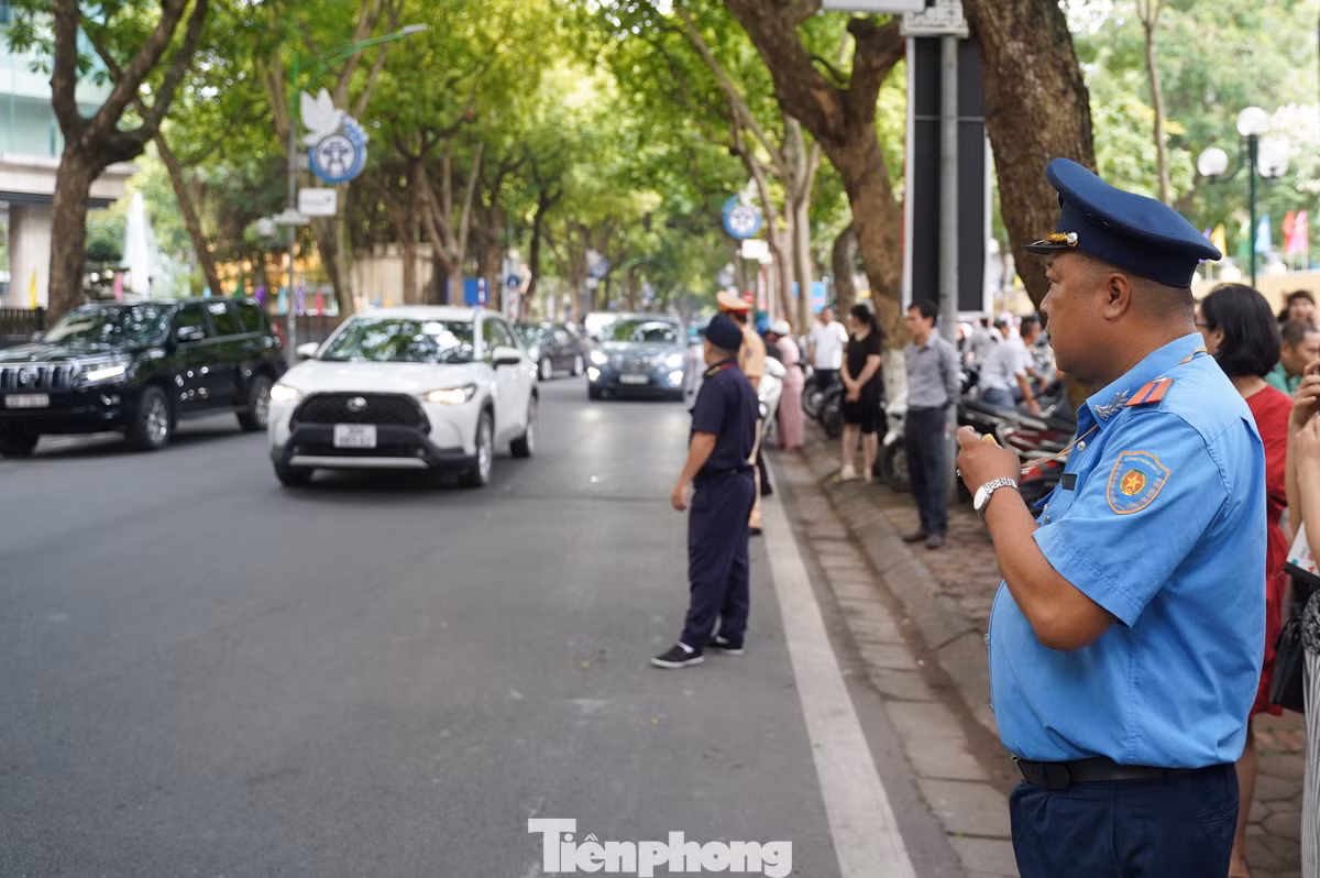 Lực lượng túc trực trước cổng trường để đảm bảo kỳ thi diễn ra an toàn, không xảy ra ùn tắc.