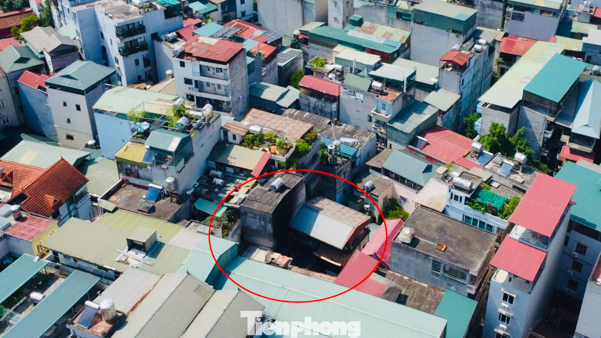 Ngôi nhà nằm cách đường Trung Kính khoảng 150 m với lối đi ngoằn nghèo.