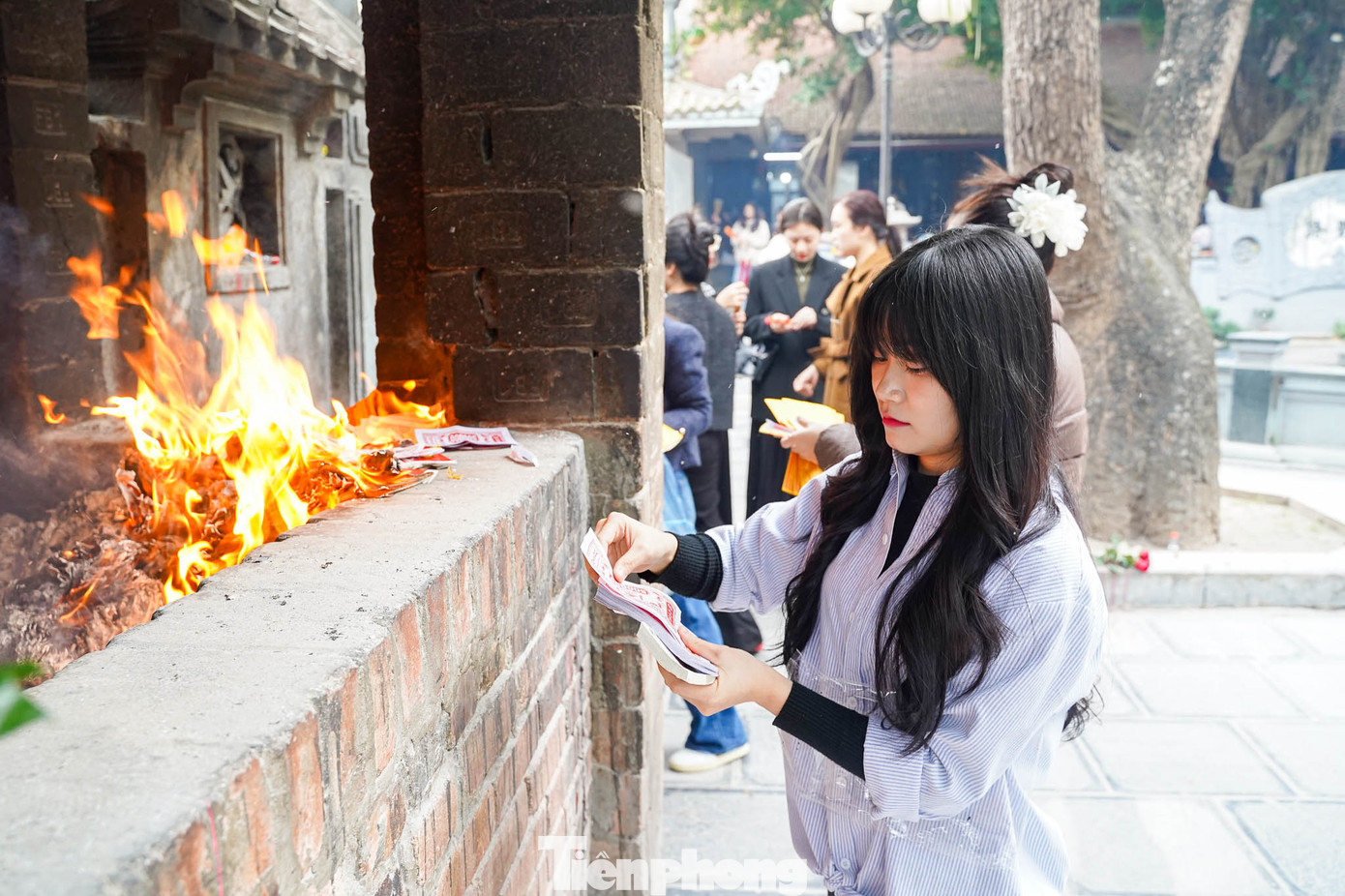 Khu vực đốt giấy tiền, vàng mã luôn đỏ lửa.