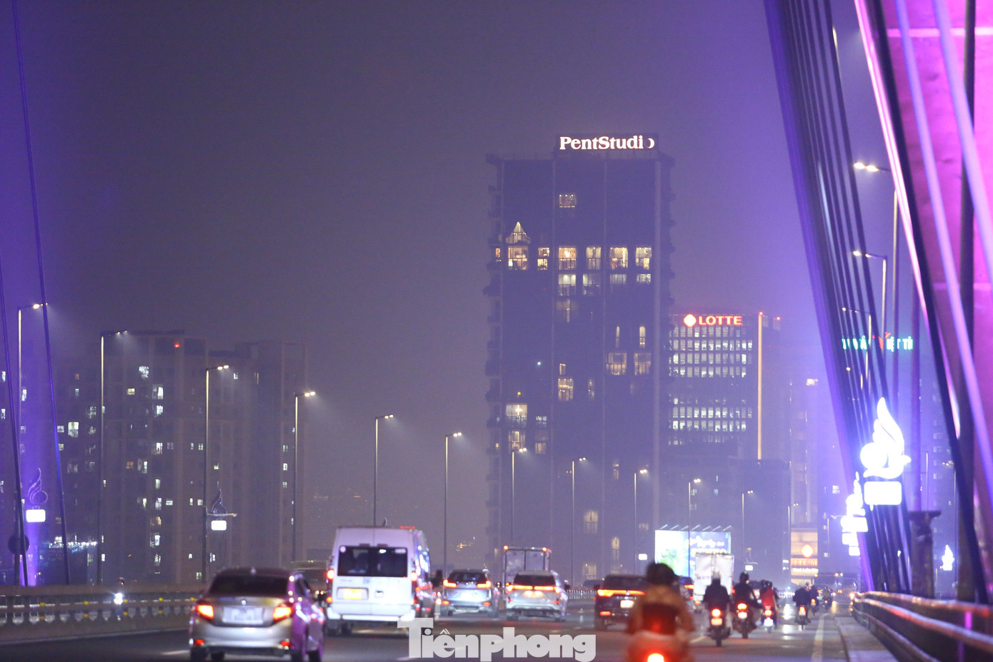 Không khí đặc quánh, tầm nhìn bị hạn chế.