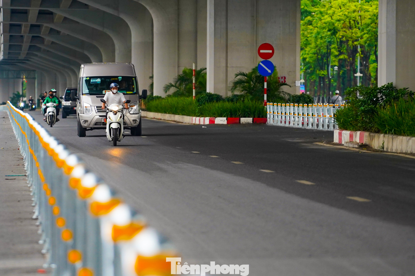 Dự kiến tuần đầu tháng 7 Hà Nội bắt đầu thí điểm phân làn ô tô, xe máy trên 2 tuyến đường Võ Chí Công và Phạm Văn Đồng. Theo sở Xây dựng Hà Nội, đây là một trong những giải pháp quan trọng nhằm đảm bảo trật tự an toàn giao thông, từng bước nâng cao ý thức của người dân, góp phần giảm thiểu ùn tắc giao thông.