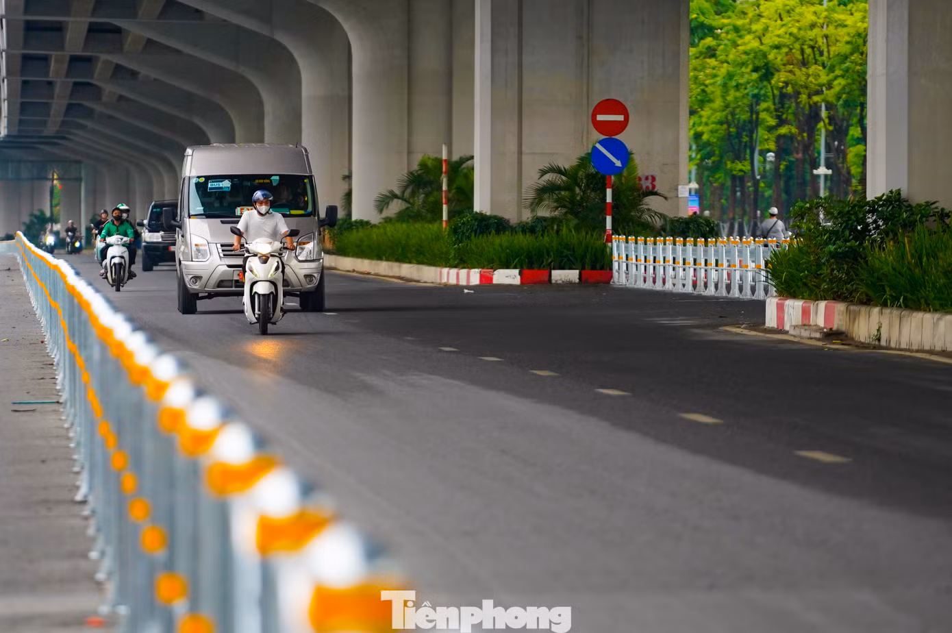 Dự kiến tuần đầu tháng 7 Hà Nội bắt đầu thí điểm phân làn ô tô, xe máy trên 2 tuyến đường Võ Chí Công và Phạm Văn Đồng. Theo sở Xây dựng Hà Nội, đây là một trong những giải pháp quan trọng nhằm đảm bảo trật tự an toàn giao thông, từng bước nâng cao ý thức của người dân, góp phần giảm thiểu ùn tắc giao thông.
