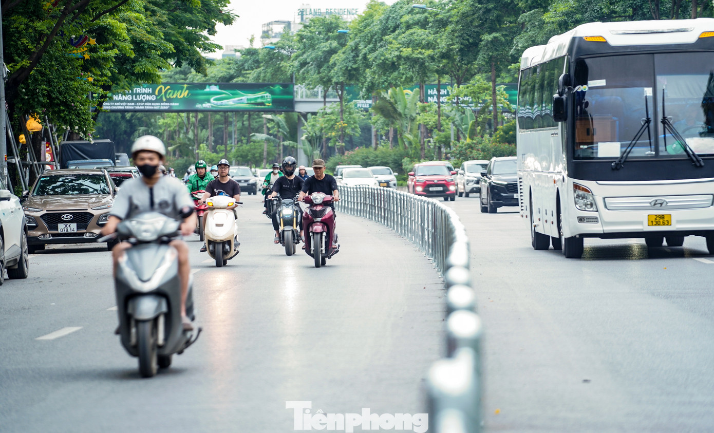 Ghi nhận tại tuyến đường Võ Chí Công, việc phân làn đã bước đầu giúp phương tiện ô tô và xe máy di chuyển theo đúng phần đường quy định.