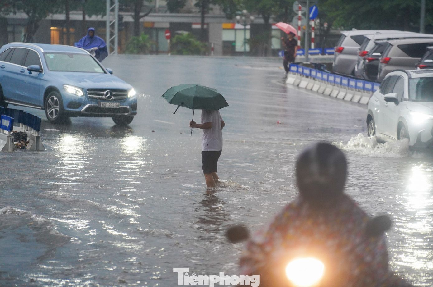 Tại đường Kim Mã, nước ngập cao đến đầu gối.