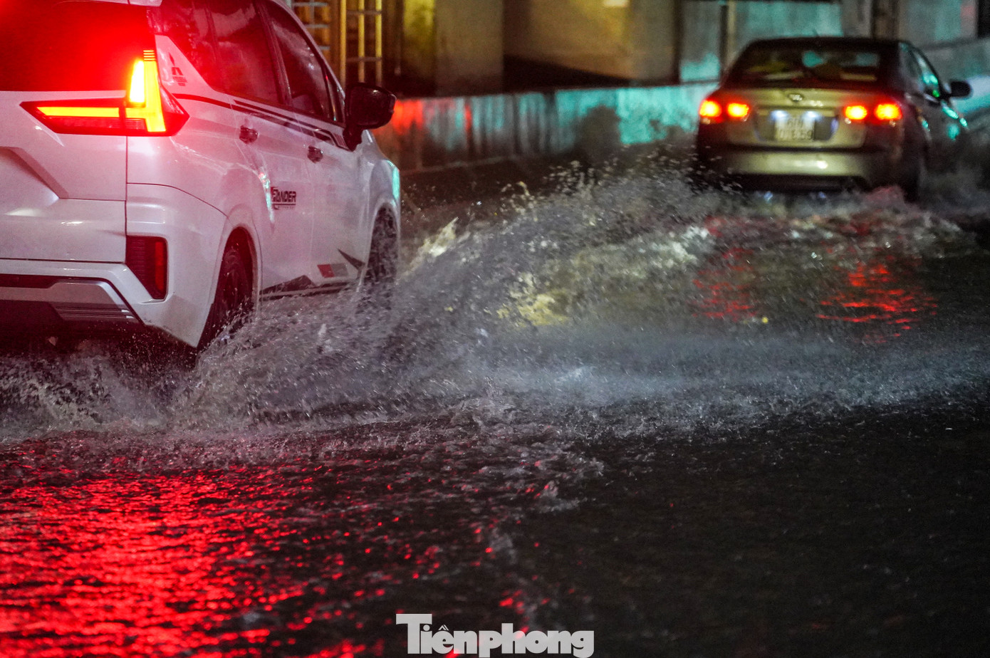 Khoảng 6h, đường Cầu Giấy (khu vực ga Chùa Hà) đã ngập.