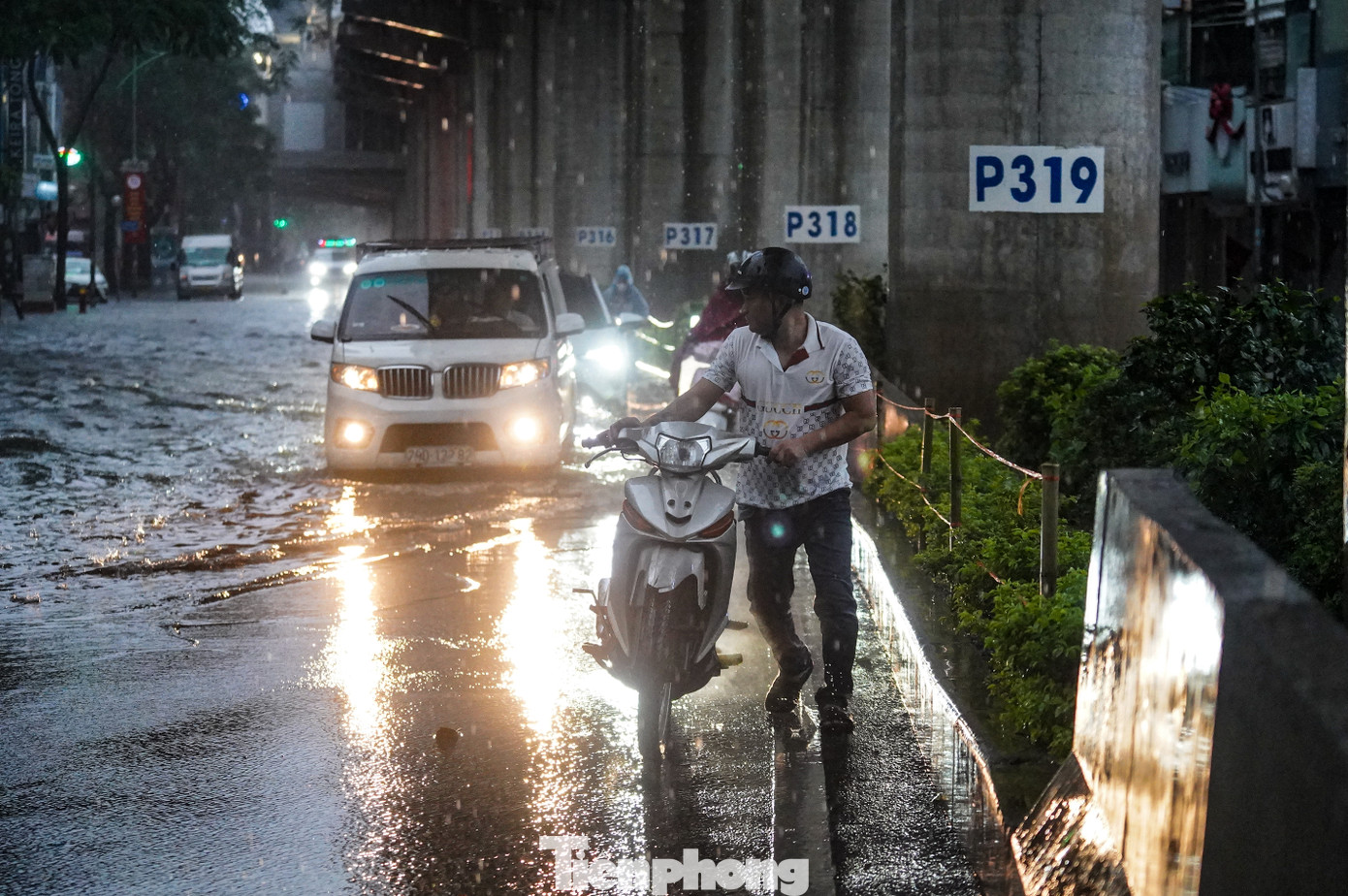 Hàng loạt phương tiện bị chết máy trong cơn mưa lớn sáng 1/5.