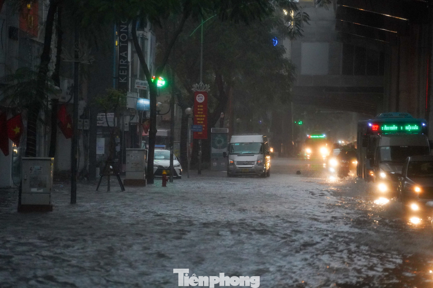 Nước ngập lênh láng, phủ kín mặt đường.