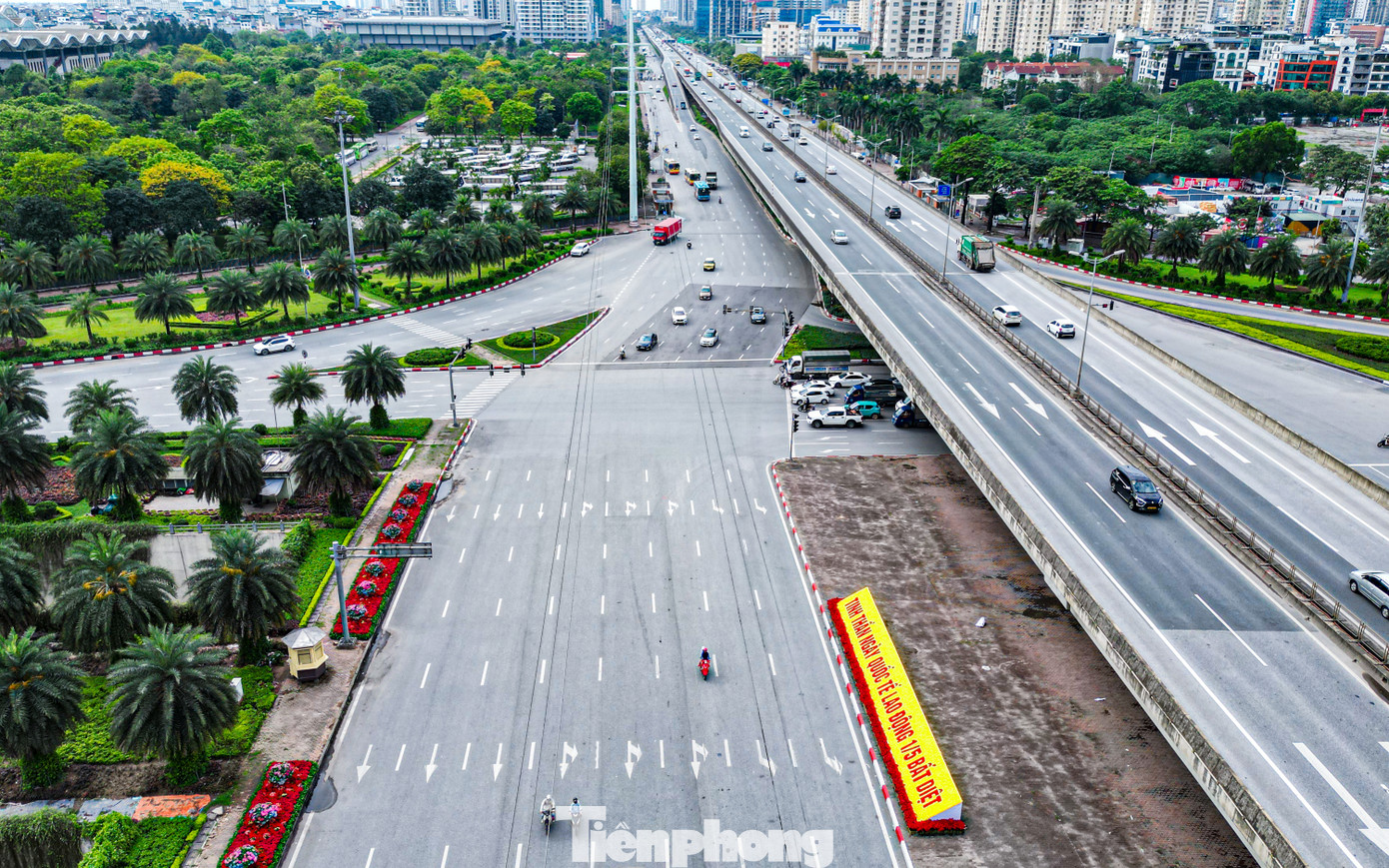 Xe cộ di chuyển thuận lợi tại nút giao Đại lộ Thăng Long - Vành đai 3 trên cao dù sắp vào giờ cao điểm chiều.