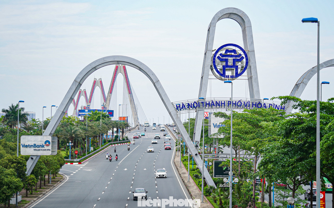 Cầu Nhật Tân thưa thớt lúc 16h.