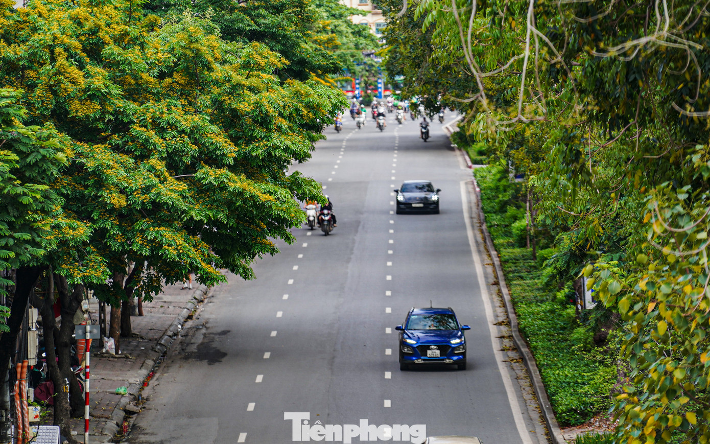 Đường Láng thường ngày xe cộ đông đúc thì chiều nay lượng người tham gia giao thông cũng giảm mạnh.