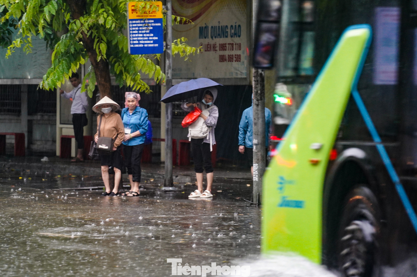Tình trạng tương tự cũng xảy ra tại khu vực ga Cầu Giấy, khi nước ngập kín mặt đường, khiến người dân gặp nhiều khó khăn trong việc bắt xe buýt và di chuyển.