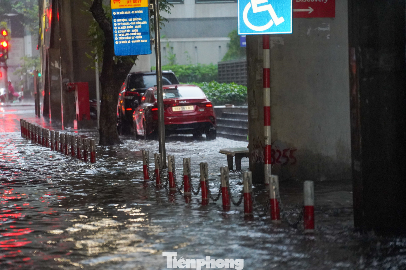 Khoảng 6h, đường Cầu Giấy (khu vực ga Chùa Hà) đã ngập.