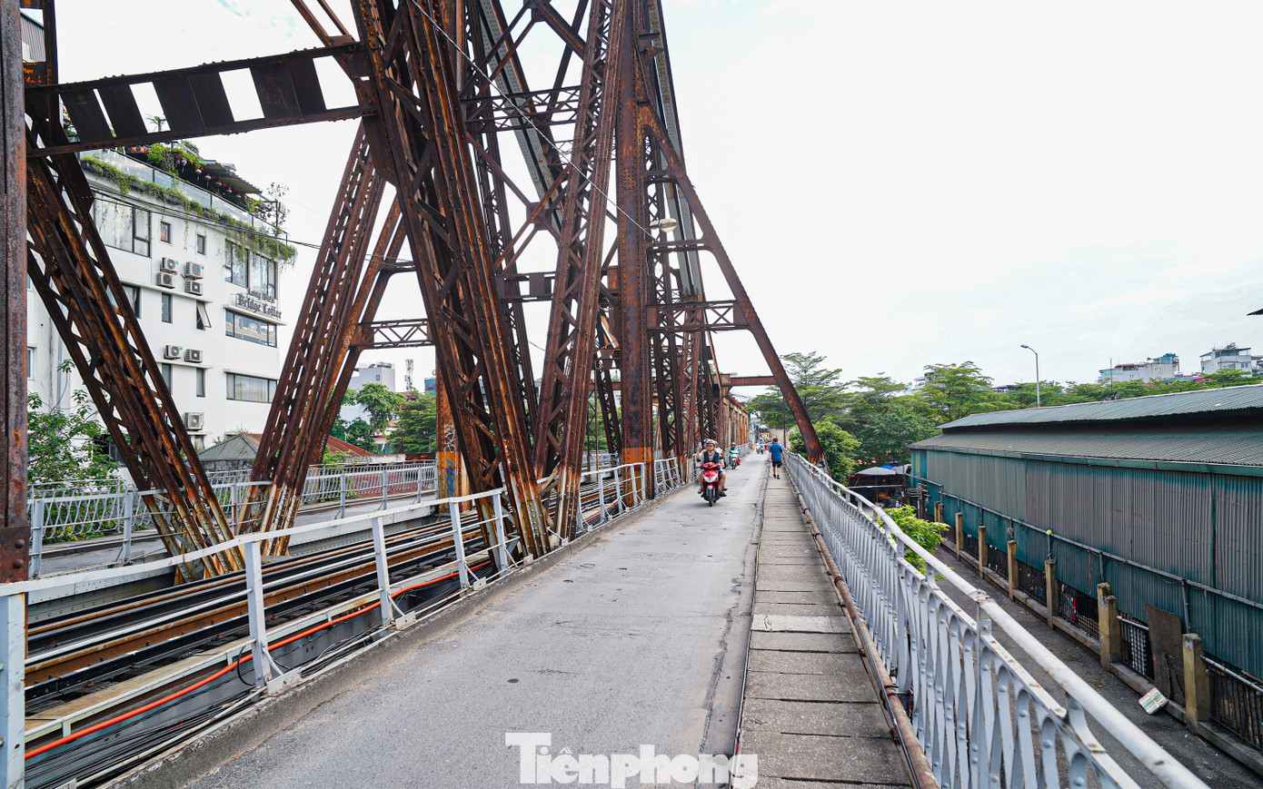 Cầu Long Biên yên bình trong ngày 1/5.