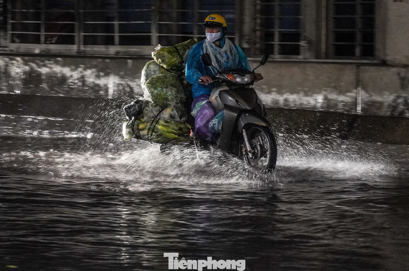 Khoảng 6h, đường Cầu Giấy (khu vực ga Chùa Hà) đã ngập.