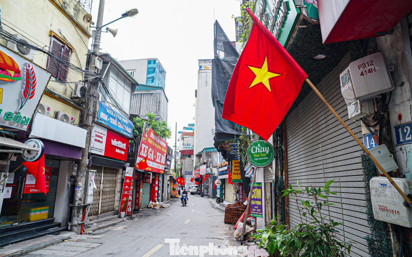 Không chỉ trên các tuyến đường lớn, ngay trong những con ngõ nhỏ cũng ít người qua lại.