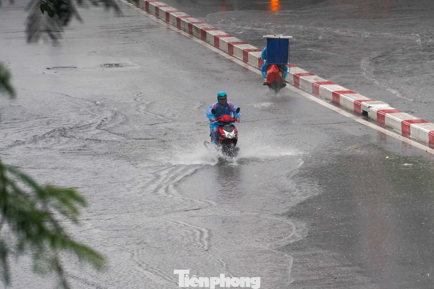 Người dân di chuyển vất vả.