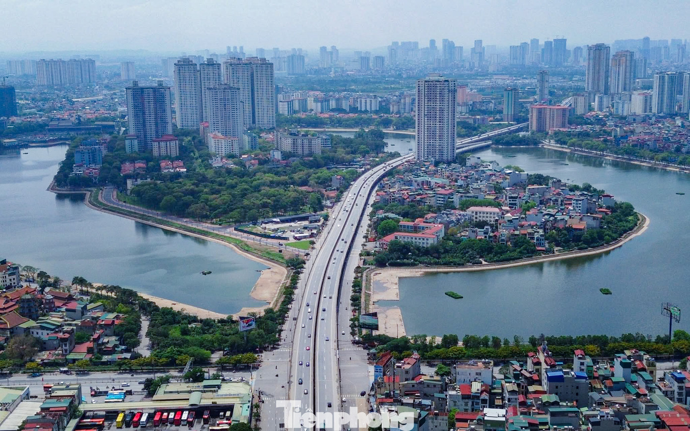 Hôm nay (1/5) - ngày thứ hai trong dịp lễ 30/4 - 1/5, khác với cảnh đông đúc ở các cửa ngõ, đường phố Hà Nội không còn tình trạng ùn tắc, phương tiện lưu thông thuận tiện.