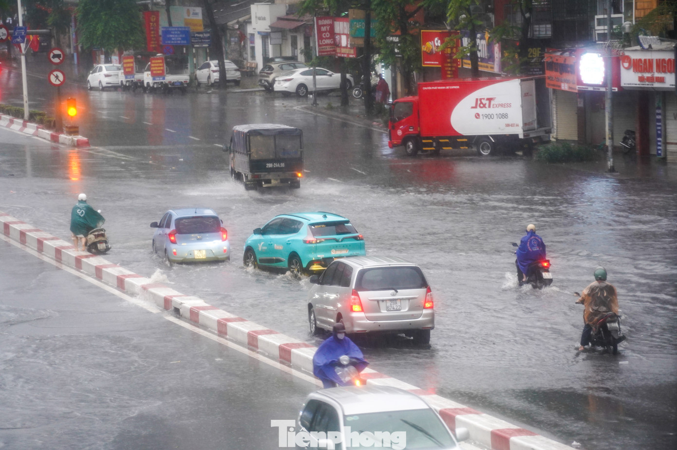 Khu vực đường Nguyễn Chí Thanh cũng ngập nhẹ sau cơn mưa sáng nay.