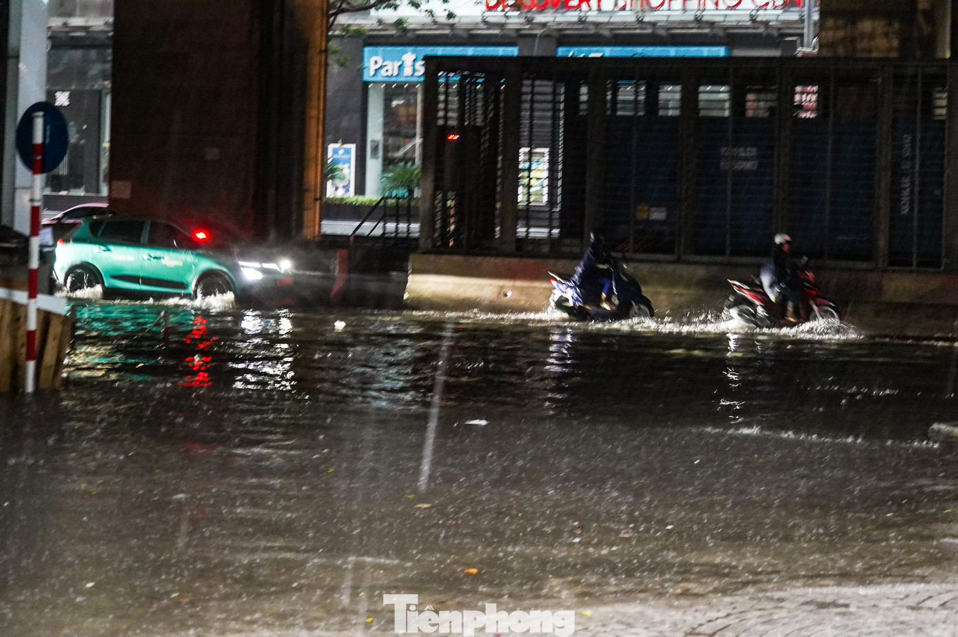 Theo ghi nhận của PV Tiền Phong, cơn mưa lớn kéo dài từ tờ mờ sáng 1/5.