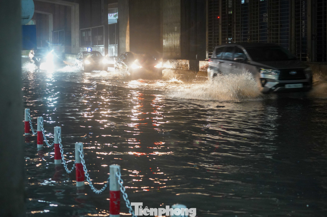 Nhiều tuyến phố ở Hà Nội rơi vào tình trạng ngập úng, người dân gặp nhiều khó khăn khi di chuyển.