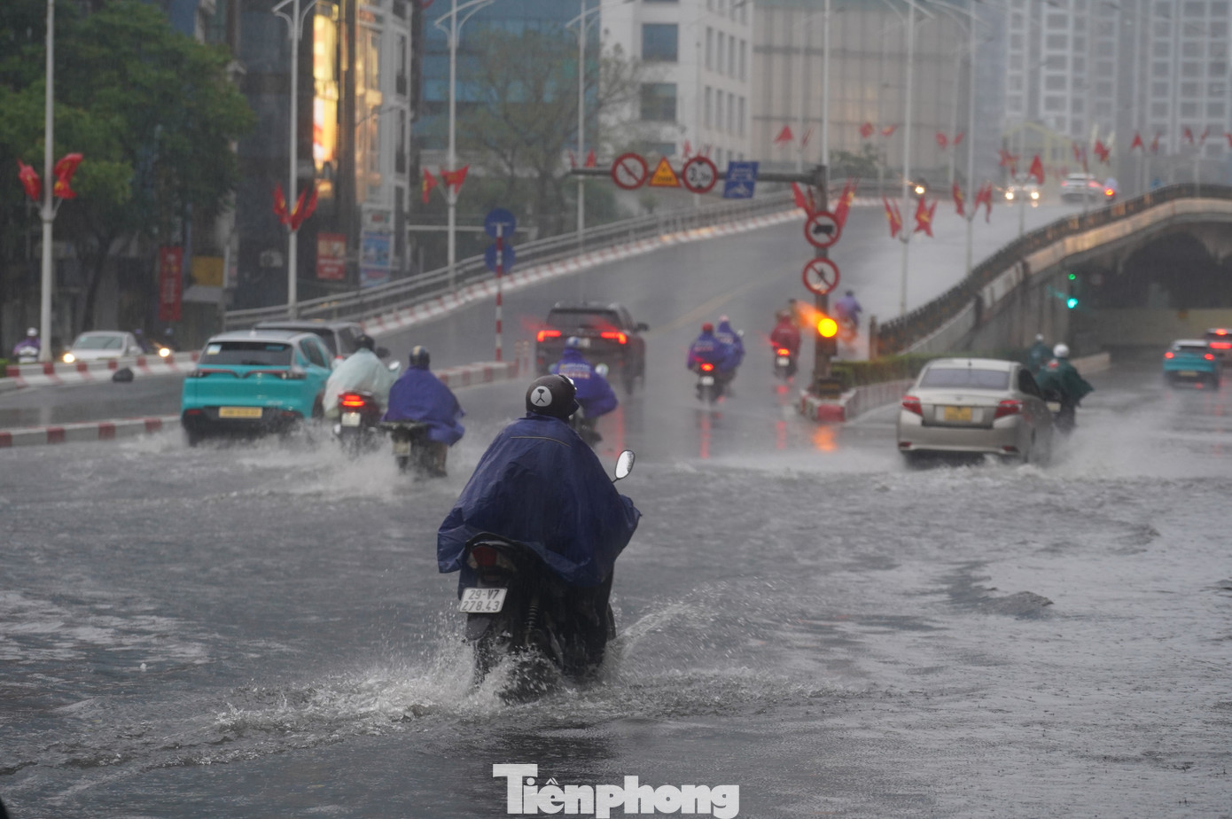 Người dân di chuyển vất vả.